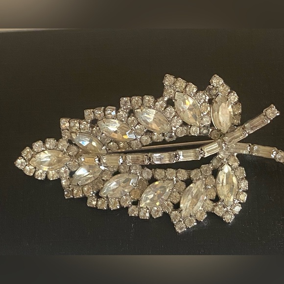 SELOVO Leaf Rhinestone Brooch – Sparkling Statement Pin For Dresses, Jackets & Accessories
